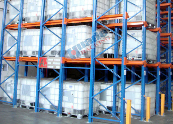 Rotolo che forma l'azionamento delle società di alimento negli scaffali di racking del magazzino di stoccaggio